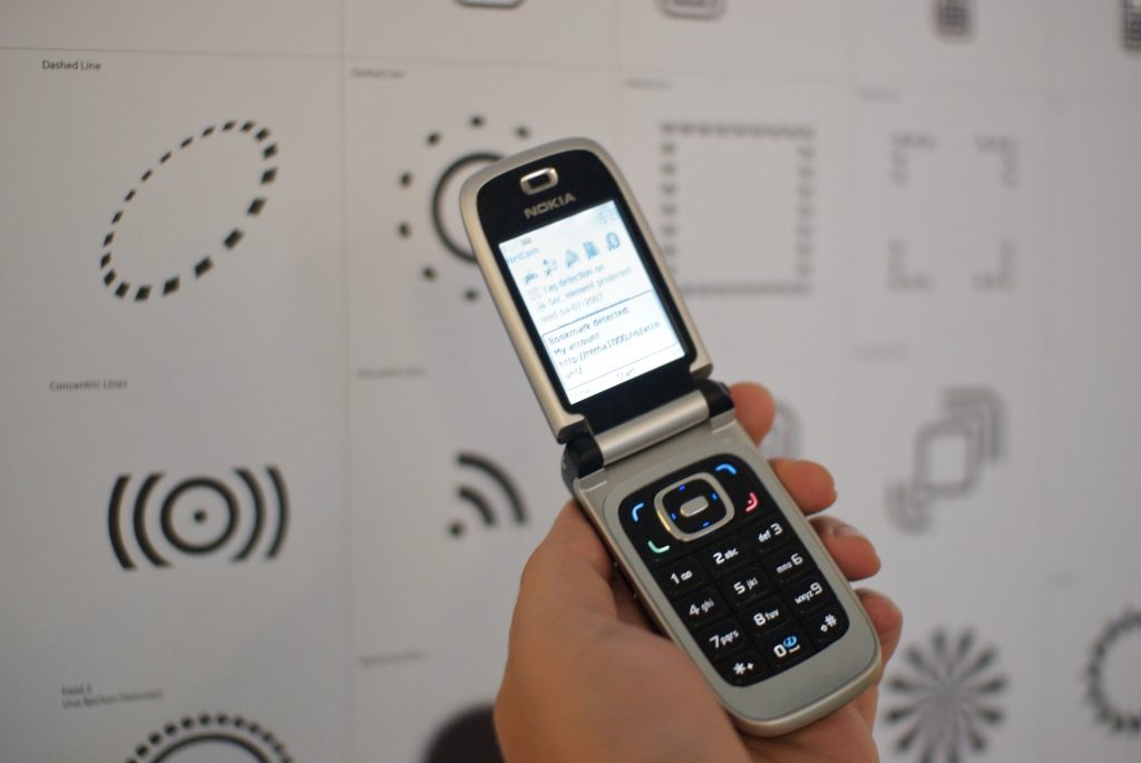 Uno dei primi telefoni dotati di tecnologia NFC, si tratta di un Nokia 6131 del 2006