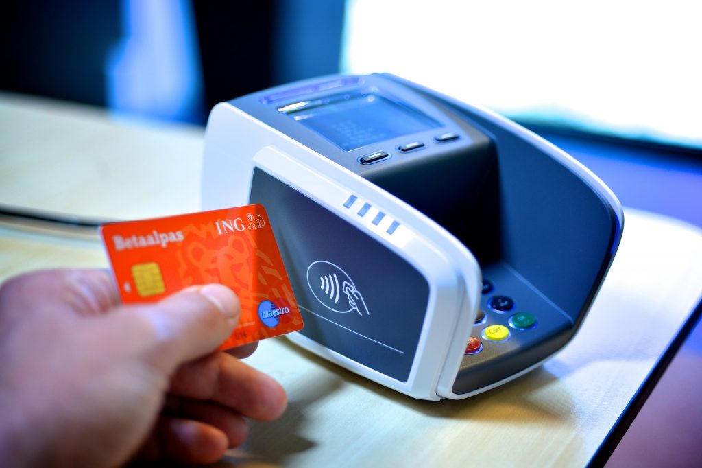 Una smartcard durante un operazione di pagamento contactless tramite NFC
